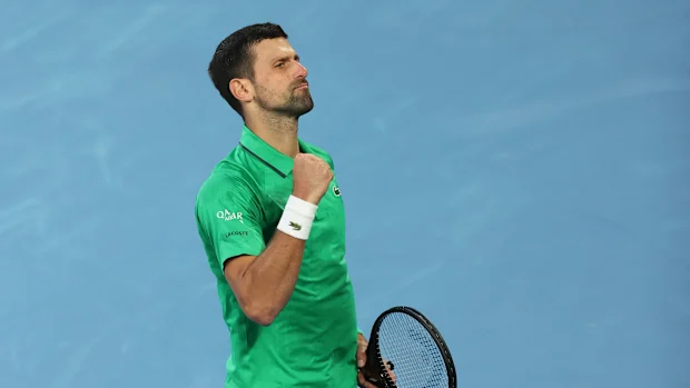 Novak Djokovic comemora a vitória no primeiro set contra Carlos Alcaraz durante a final de simples masculino do Aberto da Austrália de 2026.