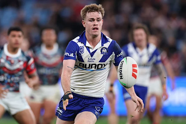 Lachlan Galvin dos Bulldogs passa a bola.