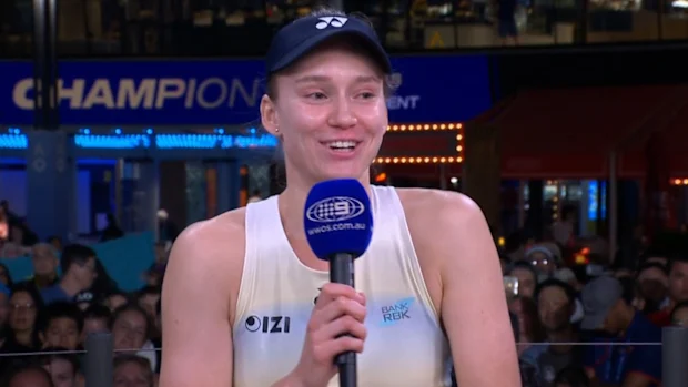 Abrindo um sorriso, Elena Rybakina refletiu sobre seu desgosto em 2023, observando que ela "ficou mais forte" contra Aryna Sabalenka desta vez.