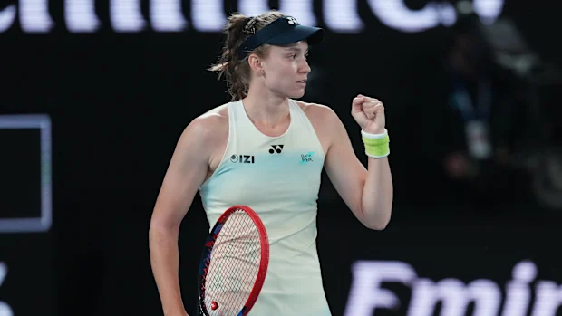 Elena Rybakina, do Cazaquistão, comemora a vitória no primeiro set contra Aryna Sabalenka, da Bielorrússia, durante a final individual feminina do campeonato de tênis do Aberto da Austrália em Melbourne, Austrália, sábado, 31 de janeiro de 2026. (AP Photo/Asanka Brendon Ratnayake)
