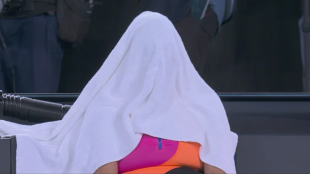 Aryna Sabalenka esconde o rosto debaixo de uma toalha depois de perder a segunda final consecutiva do Aberto da Austrália.