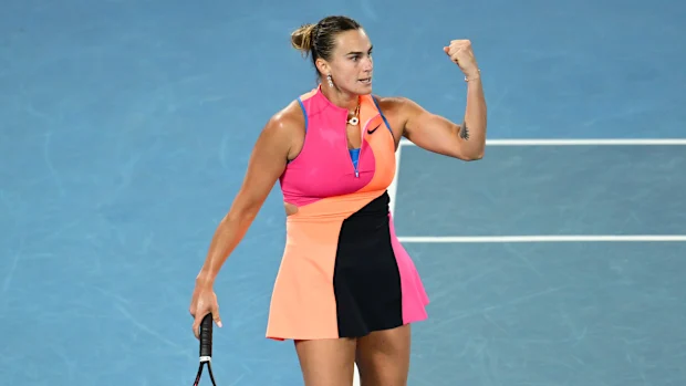Aryna Sabalenka comemora um ponto na final individual feminina contra Elena Rybakina do Cazaquistão durante o dia 14 do Aberto da Austrália de 2026 em Melbourne Park, em 31 de janeiro de 2026, em Melbourne, Austrália. (Foto de Quinn Rooney/Getty Images)