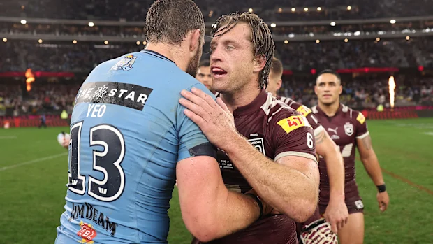 Isaah Yeo abraça Cameron Munster após o segundo jogo da série 2025 State of Origin.