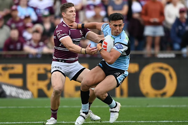 Kayal Iro em ação pelos Sharks contra os Sea Eagles na 27ª rodada.