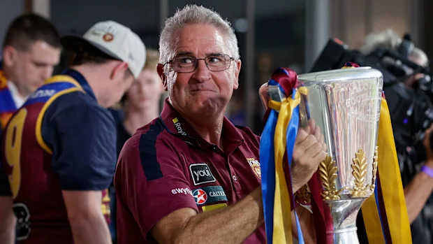 Chris Fagan, treinador do Brisbane com a taça da primeira divisão.