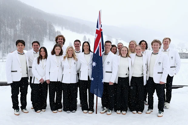 Os atletas australianos baseados em Livigno que competem no Milano Cortina 2026 posam para uma foto no anúncio do porta-bandeira.
