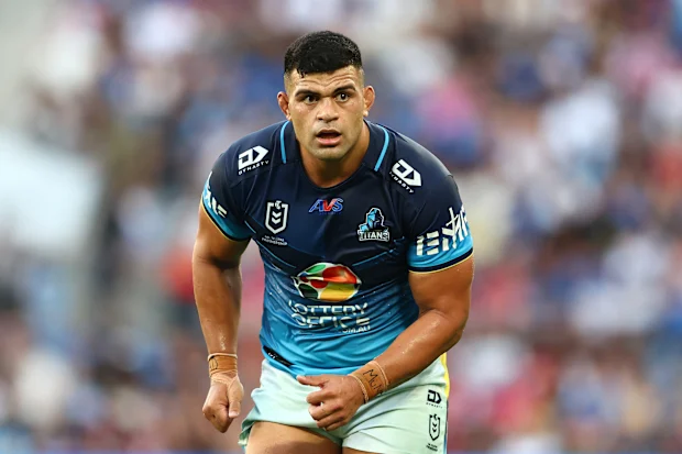 GOLD COAST, AUSTRÁLIA - 05 DE ABRIL: David Fifita dos Titãs observa durante a partida da quinta rodada da NRL entre Gold Coast Titans e Dolphins no Cbus Super Stadium, em 05 de abril de 2025, em Gold Coast, Austrália. (Foto de Chris Hyde/Getty Images)
