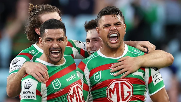 SYDNEY, AUSTRÁLIA - 07 DE ABRIL: Latrell Mitchell dos Rabbitohs comemora marcar um try com Cody Walker dos Rabbitohs e companheiros de equipe durante a partida da sexta rodada da NRL entre Canterbury Bulldogs e South Sydney Rabbitohs no Accor Stadium em 07 de abril de 2023 em Sydney, Austrália. (Foto de Cameron Spencer/Getty Images)