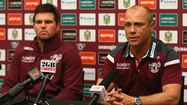 Jamie Lyon dos Eagles e o técnico dos Eagles, Geoff Toovey, falam à mídia em uma entrevista coletiva após a partida da 25ª rodada da NRL entre o Manly Warringah Sea Eagles e o Sydney Roosters no Brookvale Oval em 28 de agosto de 2015 em Sydney, Austrália. (Foto de Mark Kolbe/Getty Images)