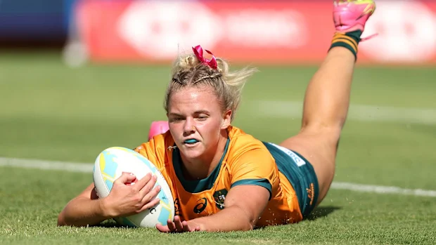 Heidi Dennis, da Austrália, cruza para tentar.