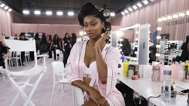 Angel Reese se prepara para sua estreia na passarela como a primeira atleta profissional a desfilar no Victoria's Secret Fashion Show.