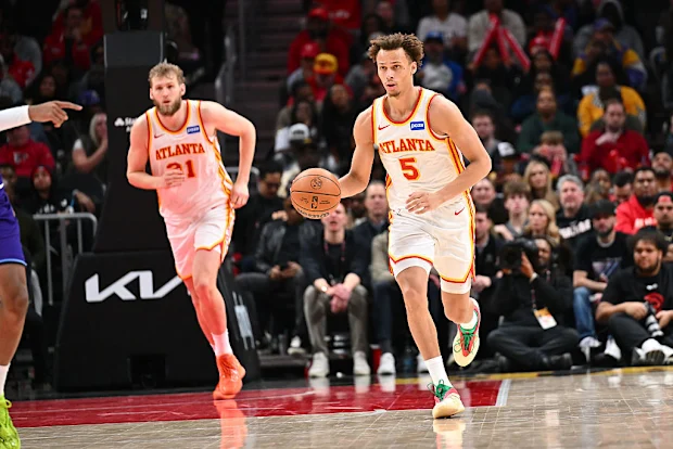 Dyson Daniels dribla na frente de Jock Landale.