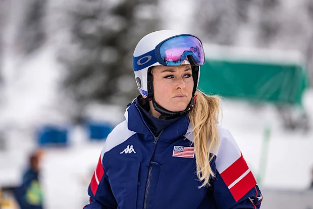 Lindsey Vonn observa.