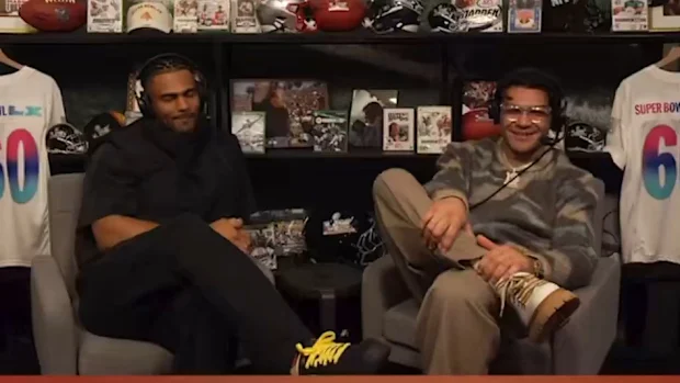 Fred Warner (à direita) e Puka Nacua (à esquerda) discutem o jogo da NFL Austrália. 