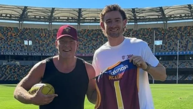 Pat McAfee com o capitão do Brisbane, Harris Andrews, no Gabba.