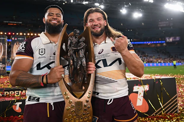 Payne Haas (à esquerda) e Patrick Carrigan após a grande final de 2025 da NRL.
