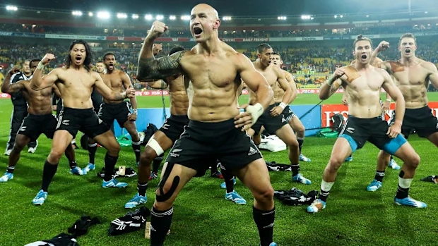 Capitão DJ Forbes e Nova Zelândia realizam um haka após vencer o Wellington Sevens 2014.