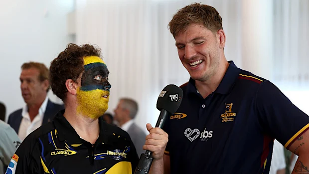 Fabian Holland, dos Highlanders, fala à mídia.