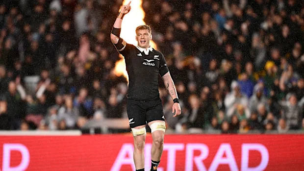 Fabian Holland, da Nova Zelândia, comemora após uma partida do Campeonato de Rugby.