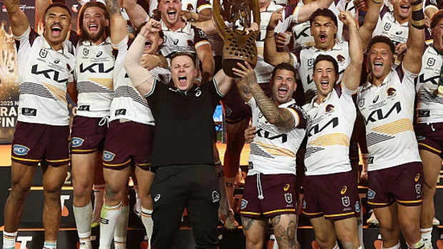 Adam Reynolds e Billy Walters dos Broncos erguem o Troféu Provan-Summons.