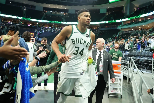 Giannis Antetokounmpo #34 do Milwaukee Bucks deixa a quadra após um jogo contra o Indiana Pacers.