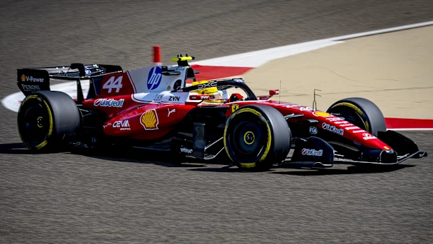 O piloto de Fórmula 1 Lewis Hamilton, da Scuderia Ferrari HP, participa dos testes de pré-temporada da Fórmula 1 no Circuito Internacional do Bahrein para a temporada de 2026 em Sakhir, Bahrein, em 12 de fevereiro de 2026. (Foto de Marcel van Dorst/EYE4IMAGES/NurPhoto via Getty Images)