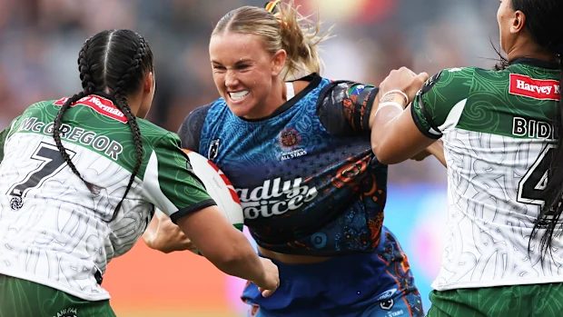 SYDNEY, AUSTRÁLIA - FEVEREIRO 15: Jaime Chapman do Indigenous Womens All Stars é abordado durante a partida Women's NRL All Stars entre Indigenous e Maori no CommBank Stadium em 15 de fevereiro de 2025 em Sydney, Austrália. (Foto de Matt King/Getty Images)