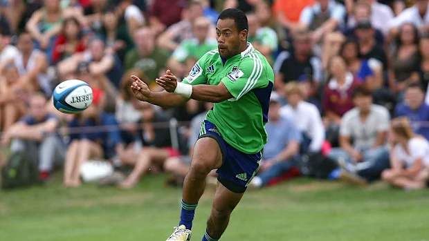 Buxton Popoalii passa durante o teste do Super Rugby entre os Highlanders e os Blues em 2013.