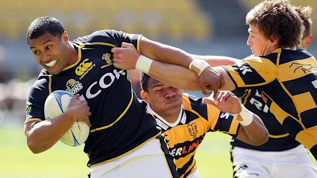 Lima Sopoaga tenta escapar de Beauden Barrett em Wellington em 2012.