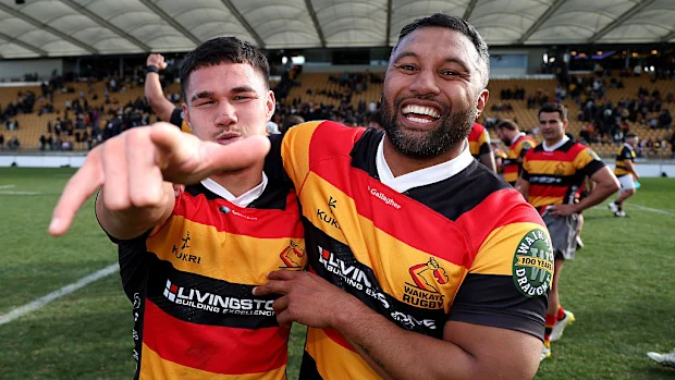 Tepaea Cook-Savage e Lima Sopoaga de Waikato comemoram a conquista do Escudo Ranfurly.