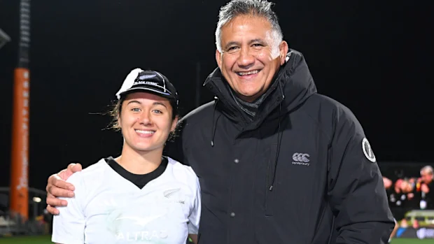 Maia Joseph, da Nova Zelândia, posa para uma foto com seu pai, Jamie Joseph.