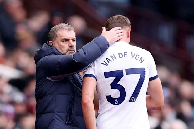 Ange Postecoglou consola Micky van de Ven após ele deixar o campo devido a uma lesão.