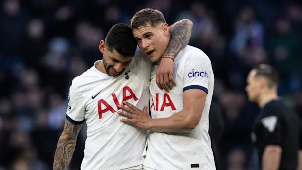 Cristian Romero (à esquerda), do Tottenham Hotspur, comemora a vitória com Micky van de Ven.