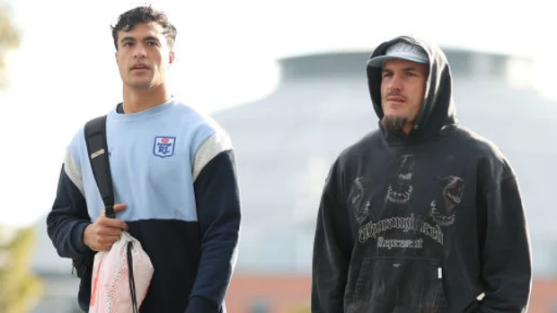 Joseph-Aukuso Suaalii e Angus Crichton caminham até o hotel da equipe no Parque Olímpico de Sydney.