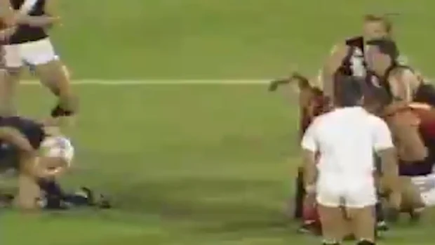Garry McIntosh retalia após levar um soco de Greg Williams.
