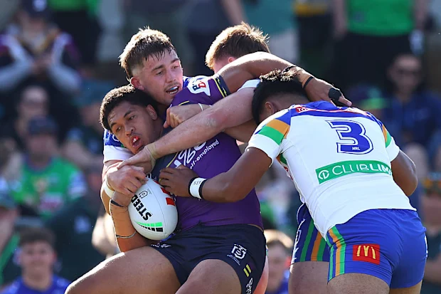 Ativalu List é abordado durante a partida de pré-temporada da NRL.