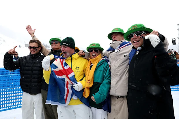 O medalhista de ouro Cooper Woods, do Team Australia, comemora com sua família.