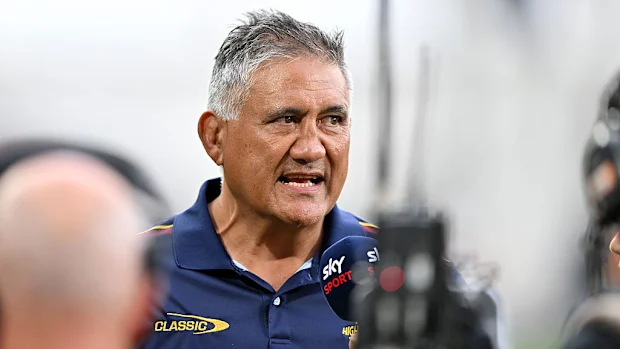 O técnico Jamie Joseph, dos Highlanders, reage.