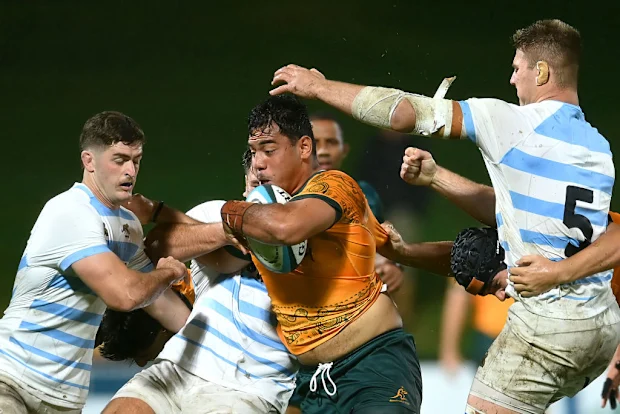 Tevita Alatini, da Austrália, é abordada durante o Campeonato de Rugby sub-20.