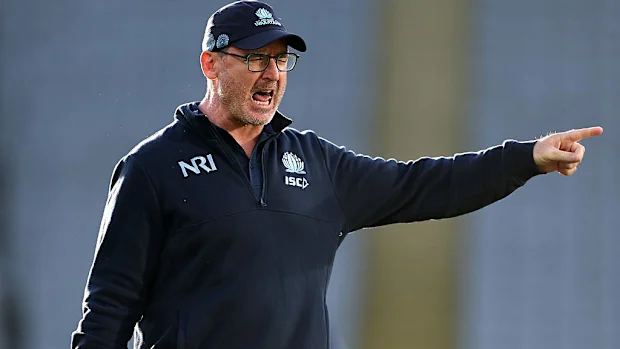 Treinador Dan McKellar dos Waratahs em Eden Park.