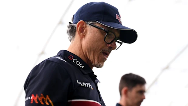 O técnico Les Kiss dos Reds observa.