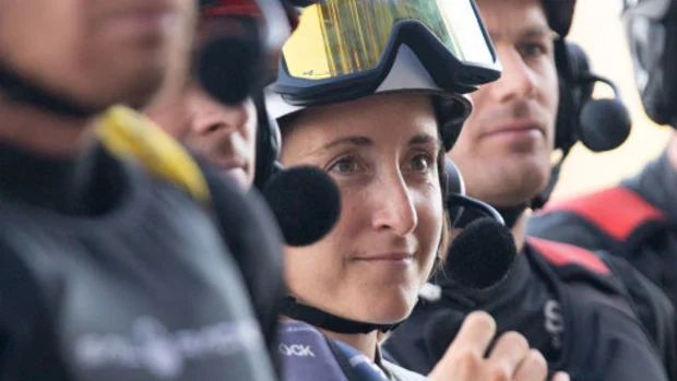 A estrategista Manon Audinet (c) da França na presidência da Sra. Macquarie antes do SailGP Sydney.