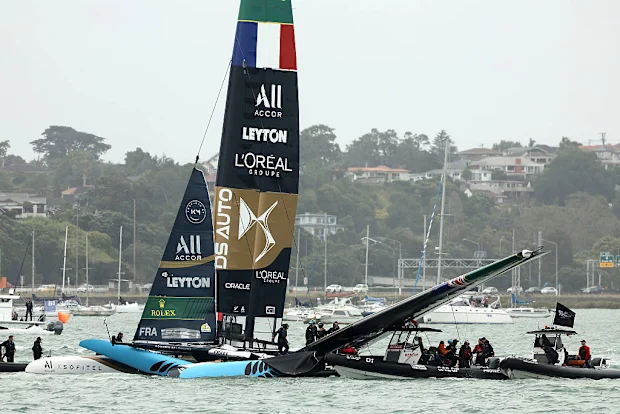 Uma colisão entre o Black Foils e o DS Team France durante o SailGP.