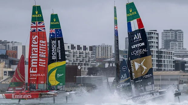 Os Black Foils colidem com a DS Automobiles SailGP Team France.