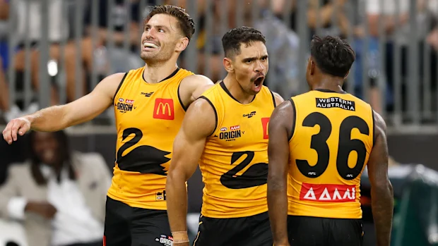 Stephen Coniglio, Charlie Cameron e Kysaiah Pickett, da Austrália Ocidental, comemoram.