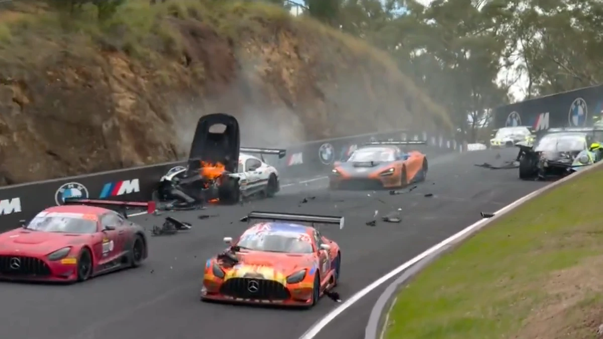 Acidente horrível com carro parado interrompe corrida de 12 horas em Bathurst