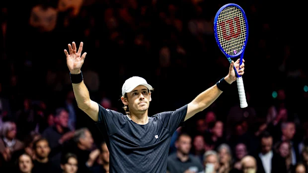 Alex de Minaur comemora uma vitória decisiva em Rotterdam.