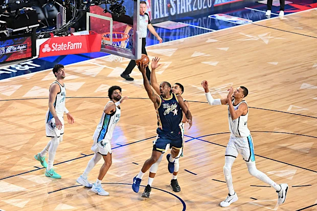 Kawhi Leonard, do USA Stripes Team, dirige até a cesta durante o jogo contra a Seleção Mundial durante o 75º Jogo All-Star da NBA.