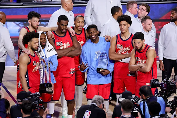Team USA Stars posam após vencer o 75º jogo All-Star da NBA.