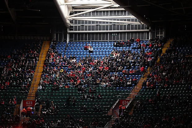 Assentos vazios são vistos devido à baixa venda de ingressos.